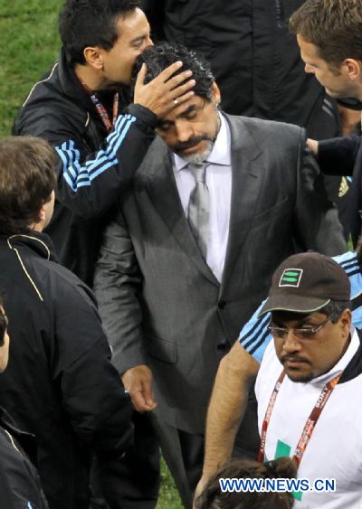 Diego Maradona,head coach of Argentina, leaves the pitch after the 2010 World Cup quarter-final soccer match against Germany at Green Point stadium in Cape Town, South Africa, on July 3, 2010. Germany won 4-0 and is qualified for the semi-finals.(Xinhua/Xing Guangli) (fym) 