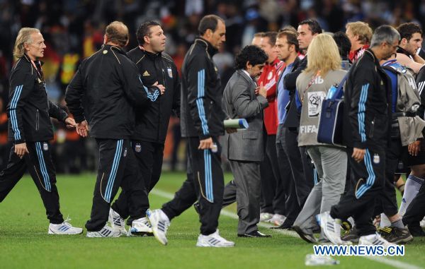 Argentina's head coach Diego Maradona (C) leaves the pitch after the 2010 World Cup quarter-final soccer match against Germany at Green Point stadium in Cape Town, South Africa, on July 3, 2010.Germany won 4-0 and is qualified for the semi-finals. (Xinhua/Chen Haitong) (dl) 