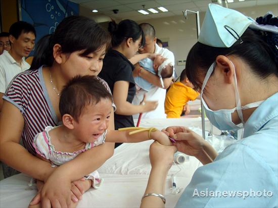 A child gets an intravenous drip at the children&apos;s hospital in Suzhou in East China&apos;s Jiangsu province, July 3, 2010. The hospital saw its number of patients surge by 33 percent after a heat wave hit the area in recent days. [China Daily/Asianewsphoto]