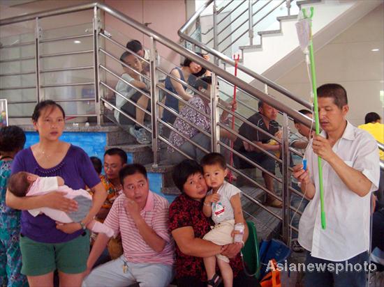 Children get intravenous drips at the children&apos;s hospital in Suzhou in East China&apos;s Jiangsu province, July 3, 2010. [China Daily/Asianewsphoto]