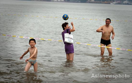 People play at a park by the Hanjiang River in Wuhan, Central China&apos;s Hubei province, July 3, 2010. [China Daily/Asianewsphoto]