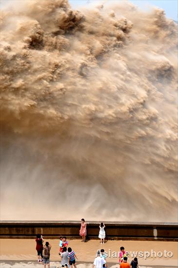 Spectators watch the desilting process at Xiaolangdi Reservoir on the Yellow River on July 4, 2010. [China Daily/Asianewsphoto] 