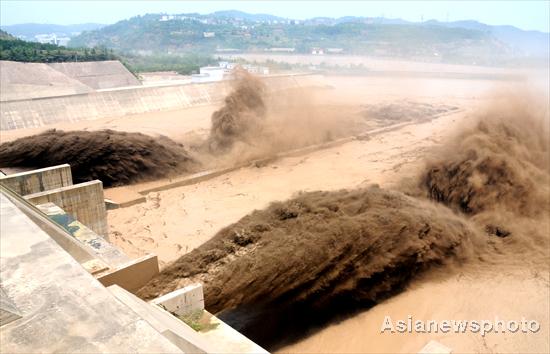 The desilting process at Xiaolangdi Reservoir on the Yellow River on July 4, 2010.[China Daily/Asianewsphoto] 