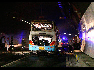 People check the wreckage of a shuttle bus in Wuxi, east China's Jiangsu province on Monday July 5, 2010. Twenty-four people were killed and 19 others injured after fire engulfed a steel company's shuttle bus Sunday night in Wuxi city. [Xinhua] 