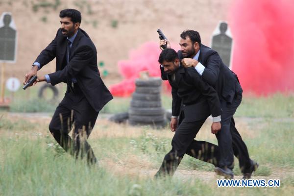 Pakistani soldiers demonstrate escort skills during a Chinese-Pakistani joint anti-terrorism drill in Qingtongxia of northwest China&apos;s Ningxia Hui Autonomous Region July 3, 2010. [Wang Jianmin/Xinhua]