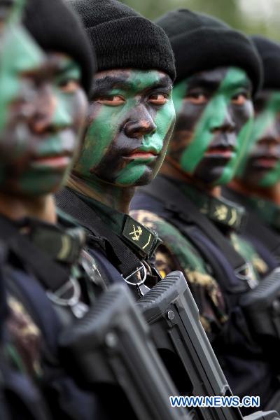 Chinese soldiers participate in a Chinese-Pakistani joint anti-terrorism drill in Qingtongxia of northwest China&apos;s Ningxia Hui Autonomous Region July 4, 2010. [Wang Jianmin/Xinhua]