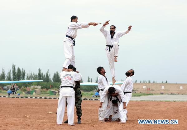 Pakistani soldiers demonstrate Judo skills during a Chinese-Pakistani joint anti-terrorism drill in Qingtongxia of northwest China&apos;s Ningxia Hui Autonomous Region July 4, 2010. [Wang Jianmin/Xinhua]