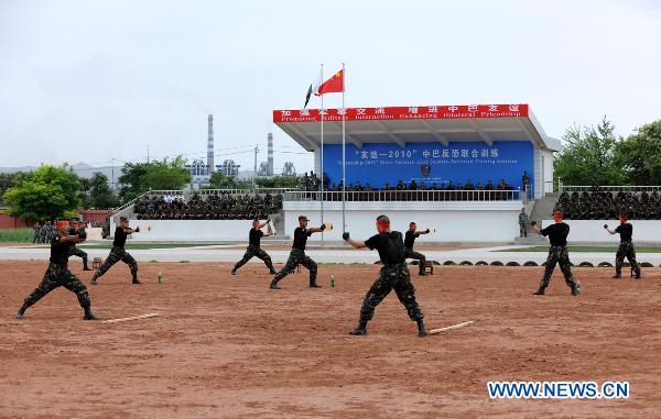 Chinese soldiers demonstrate fighting skills during a Chinese-Pakistani joint anti-terrorism drill in Qingtongxia of northwest China&apos;s Ningxia Hui Autonomous Region July 4, 2010. [Wang Jianmin/Xinhua]