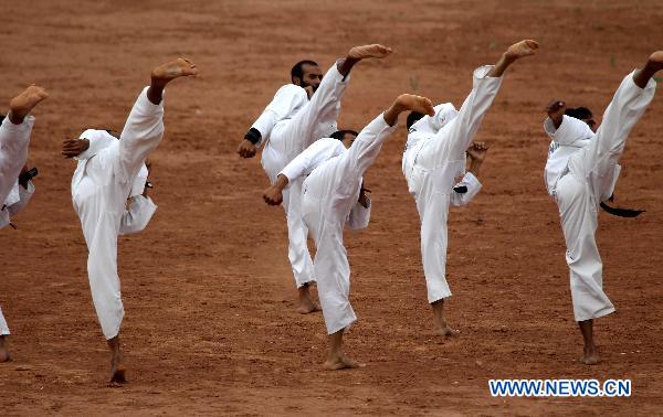 Pakistani soldiers demonstrate Judo skills during a Chinese-Pakistani joint anti-terrorism drill in Qingtongxia of northwest China&apos;s Ningxia Hui Autonomous Region July 4, 2010. [Wang Jianmin/Xinhua]