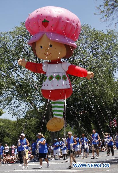 People fly an inflatable doll during the Independence Day parade in Washington D.C., capital of the United States, July 4, 2010. The United States celebrated its 234th Independence Day on Sunday. [Zhang Jun/Xinhua]