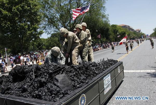 People take part in the Independence Day parade in Washington D.C., capital of the United States, July 4, 2010. The United States celebrated its 234th Independence Day on Sunday. [Zhang Jun/Xinhua]