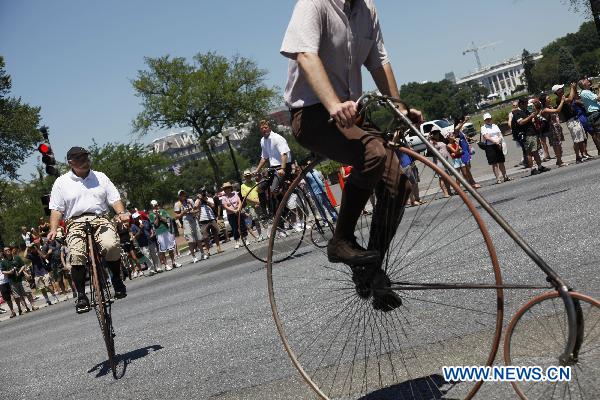 People take part in the Independence Day parade in Washington D.C., capital of the United States, July 4, 2010. The United States celebrated its 234th Independence Day on Sunday. [Zhang Jun/Xinhua]