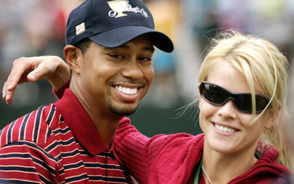 U.S. golfer Tiger Woods gets a hug from his wife Elin Nordegren on the 18th green at the Presidents Cup in Gainesville, Virginia, in this September 24, 2005 file photo. (Xinhua/Reuters File Photo)