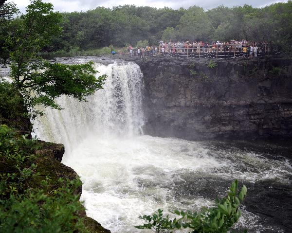 The Diaoshuilou waterfall is seen at Jingbo Lake in Mudanjiang City, northeast China's Heilongjiang Province, July 2, 2010. The waterfall here is fuller than usual this summer due to the frequent rainfall and snowfall in last winter and this spring. [Xinhua/Zhou Que]