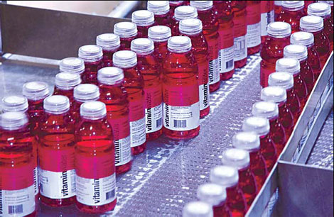 Bottles of Glaceau Vitaminwater move down a conveyor belt at a bottling plant in Hillside, New Jersey. China is the 14th market globally in which Coca-Cola has launched the high-end vitamin water. [China Daily, agencies]