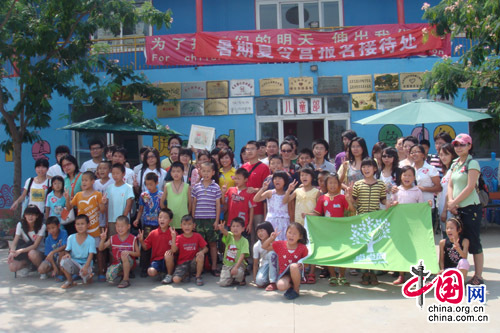 Volunteers took photos with kids in Sun Village.[File photo]