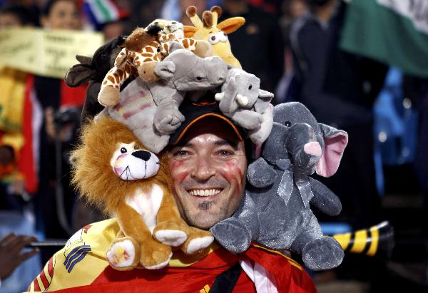 A Spanish soccer fan wearing an animal headwear watches the FIFA World Cup match between Spain and Chile on June 25, 2010. [Xinhua/Reuters]