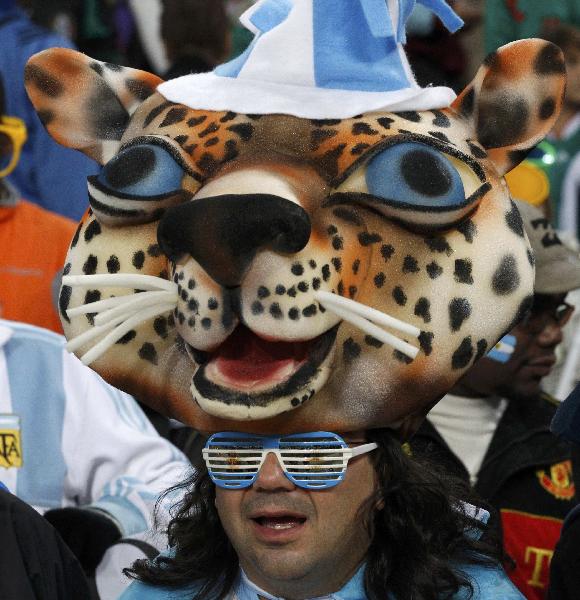 An Argentine fan wearing an animal headwear watches the FIFA World Cup match between Argentine and Mexico on June 27, 2010. [Xinhua/Reuters]