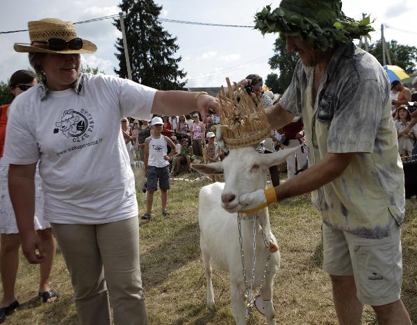 A goat called Grazyolyte is crowned the winner of a goat &apos;beauty contest&apos; in Ramygala, about 150 km (93 miles) from the capital Vilnius, July 5, 2010. [Xinhua/Reuters]