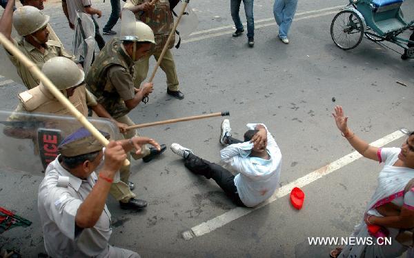 Policemen clash with protestors in Lucknow, capital of Indian state of Uttar Pradesh, on July 5, 2010. Parts of India Monday got paralyzed by a daylong nationwide strike called out by opposition political parties against the recent hike of fuel prices and the spiraling prices of essential commodities. [Stringer/Xinhua]