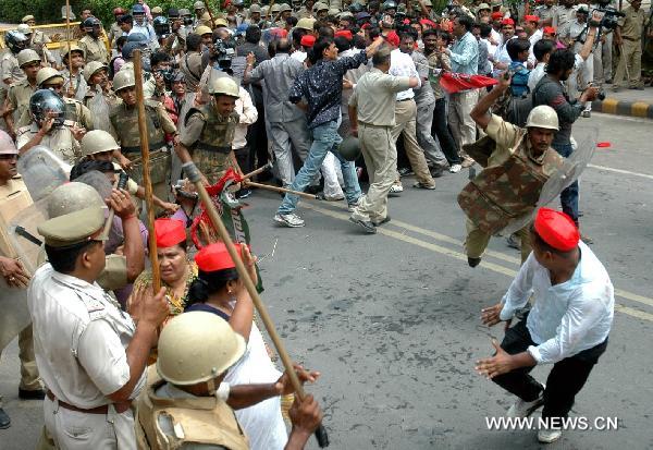 Policemen clash with protestors in Lucknow, capital of Indian state of Uttar Pradesh, on July 5, 2010. Parts of India Monday got paralyzed by a daylong nationwide strike called out by opposition political parties against the recent hike of fuel prices and the spiraling prices of essential commodities.[Stringer/Xinhua]