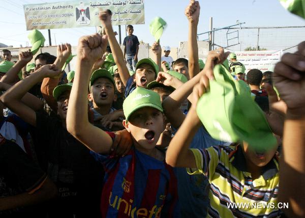 Palestinians take part in a rally calling for the release of Palestinian prisoners from Israeli jails near Erez crossing between Israel and northern Gaza Strip, July 5, 2010. [Xinhua]