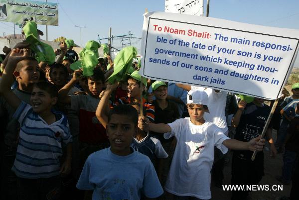 Palestinians take part in a rally calling for the release of Palestinian prisoners from Israeli jails near Erez crossing between Israel and northern Gaza Strip, July 5, 2010. [Xinhua]