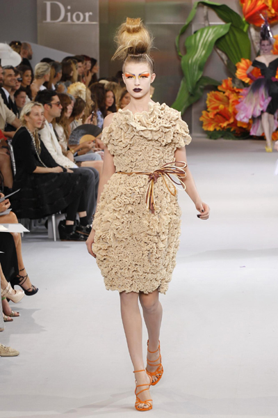 CHRISTIAN DIOR HAUTE COUTURE FALL-WINTER 2010-2011 - RUNWAY