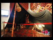 The Rahimy Collection of Afghan Treasures displays more than 400 unique exhibits at Shanghai Expo. The nomad tent, objects of daily use, antique rugs and textiles, traditional silver jewellery and corals show the time-honoured history and brilliant culture of Afghanistan.[Photo by Hu Di]