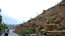 Landslide blocks hightay in Chongqing