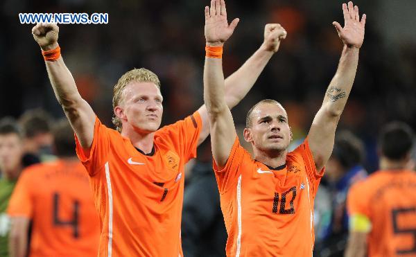 Wesley Sneijder (R) of the Netherlands celebrates with Dirk Kuyt after the 2010 World Cup semi-final soccer match against Uruguay in Cape Town, South Africa, on July 6, 2010. The Netherlands won 3:2 and is qualified for the final. [Xinhua]