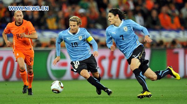 Diego Forlan (C) of Uruguay breaks through during the 2010 World Cup semi-final soccer match between Uruguay and the Netherlands in Cape Town, South Africa, on July 6, 2010. [Xinhua]