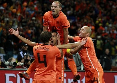 Netherlands&apos; Giovanni van Bronckhorst, center, celebrates after scoring a goal with his teammates Joris Mathijsen, bottom left, , Wesley Sneijder, top and Demy de Zeeuw, right, during the World Cup semifinal soccer match between Uruguay and the Netherlands at the Green Point stadium in Cape Town, South Africa, Tuesday, July 6, 2010. [China Daily/Agencies]