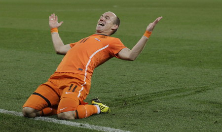 Netherlands&apos; Arjen Robben celebrates his goal during the 2010 World Cup semi-final soccer match against Uruguay at Green Point stadium in Cape Town July 6, 2010. [China Daily/Agencies]