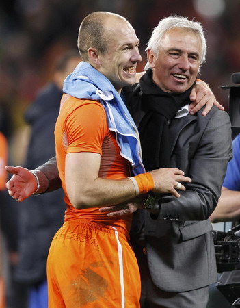 Netherlands&apos; Arjen Robben celebrates with coach Bert van Marwijk at the end of their 2010 World Cup semi-final soccer match against Uruguay at Green Point stadium in Cape Town July 6, 2010. [China Daily/Agencies]