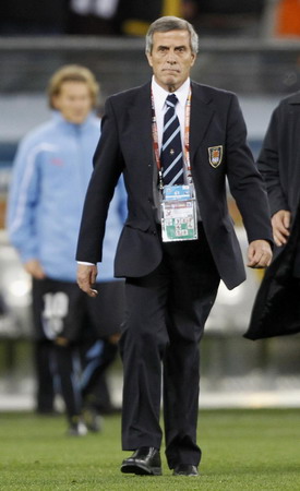 Uruguay&apos;s coach Oscar Washington Tabarez walks into the pitch after the 2010 World Cup semi-final soccer match against the Netherlands at Green Point stadium in Cape Town July 6, 2010. [China Daily/Agencies]