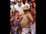 The annual San Fermin bull-running festival starts in Spain's Pamplona on July 6, 2010.[Xinhua/AFP]