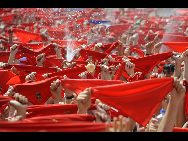 The annual San Fermin bull-running festival starts in Spain's Pamplona on July 6, 2010.[Xinhua/AFP]