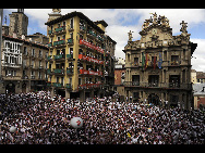 The annual San Fermin bull-running festival starts in Spain's Pamplona on July 6, 2010.[Xinhua/AFP]