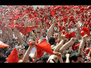 The annual San Fermin bull-running festival starts in Spain's Pamplona on July 6, 2010.[Xinhua/AFP]