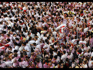 The annual San Fermin bull-running festival starts in Spain's Pamplona on July 6, 2010.[Xinhua/AFP]