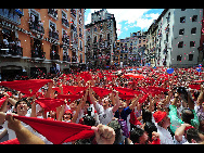 The annual San Fermin bull-running festival starts in Spain's Pamplona on July 6, 2010.[Xinhua/AFP]