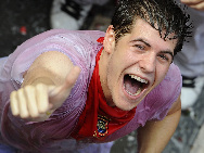 The annual San Fermin bull-running festival starts in Spain's Pamplona on July 6, 2010.[Xinhua/AFP]