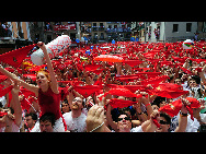 The annual San Fermin bull-running festival starts in Spain's Pamplona on July 6, 2010.[Xinhua/AFP]