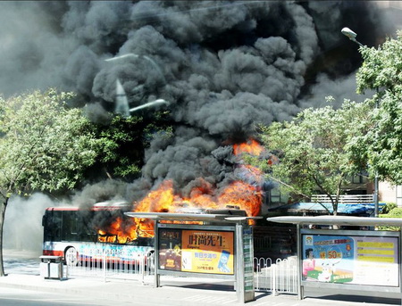 A bus catches fire near Huawei Bridge, Chaoyang district, Beijing, on July 6. There are no reports of any casualties. [news.163.com] 