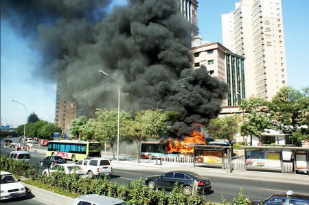 A bus catches fire near Huawei Bridge, Chaoyang district, Beijing, on July 6. There are no reports of any casualties. [news.163.com] 