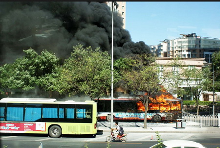 A bus catches fire near Huawei Bridge, Chaoyang district, Beijing, on July 6. There are no reports of any casualties. [news.163.com] 