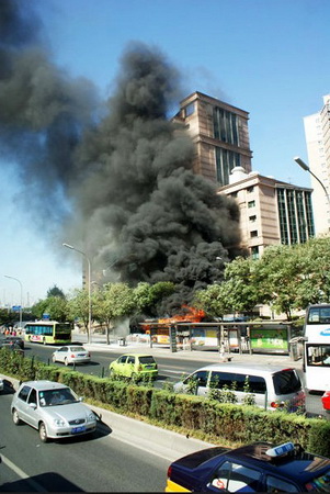 A bus catches fire near Huawei Bridge, Chaoyang district, Beijing, on July 6. There are no reports of any casualties. [news.163.com] 