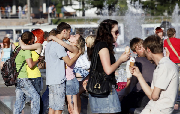 Couples kiss as they take part in a flash mob marking World Kiss Day in the Siberian city of Krasnoyarsk July 6, 2010.[Xinhua/Reuters]