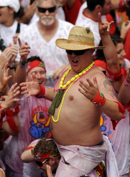 The annual San Fermin bull-running festival starts in Spain&apos;s Pamplona on July 6, 2010.[Xinhua]